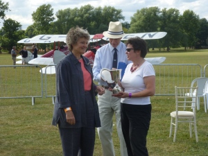 Accepting the Bonhams 'Spirit of the Event'Cup' from Henrietta, Duchess of Bedford